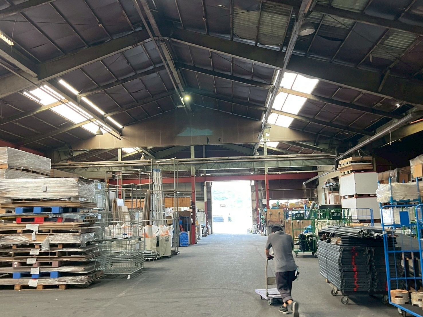 工場の剥がれた天井を確認中